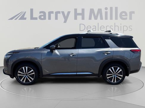 Used 2022 Nissan Pathfinder Platinum w/ Cargo Package FWD image 2