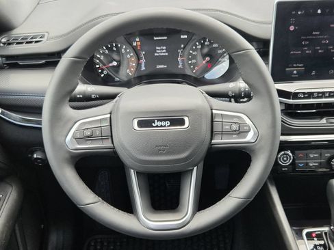 Used 2025 Jeep Compass Latitude w/ Convenience Group AWD/4WD image 14