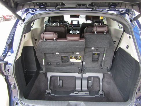 Used 2023 Toyota Sienna Platinum image 38