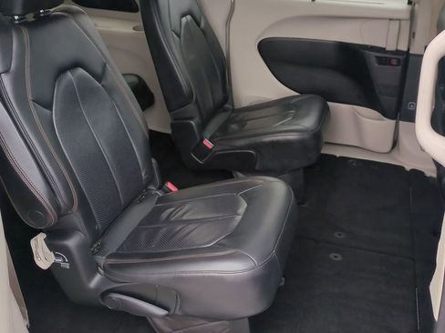 Used 2018 Chrysler Pacifica Touring-L image 20