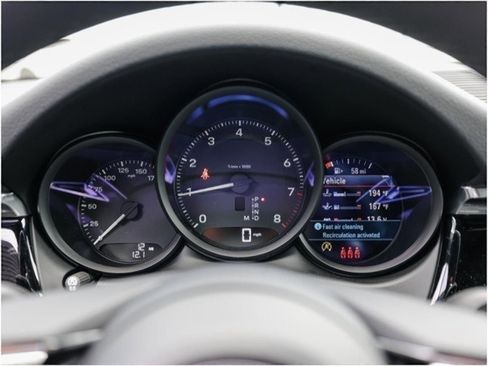 Certified 2025 Porsche Macan image 15