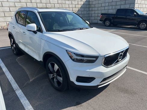 Used 2020 Volvo XC40 T5 Momentum w/ Protection Package Premier AWD/4WD image 3