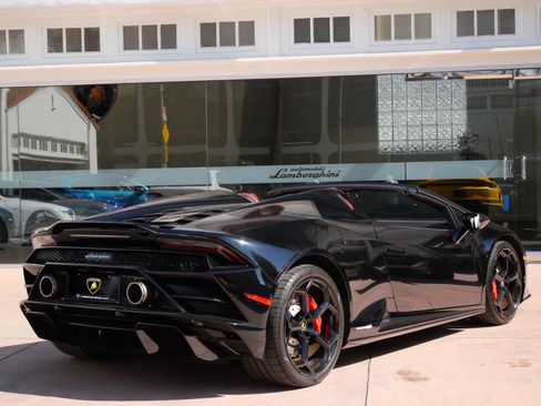 Used 2021 Lamborghini Huracan EVO image 3