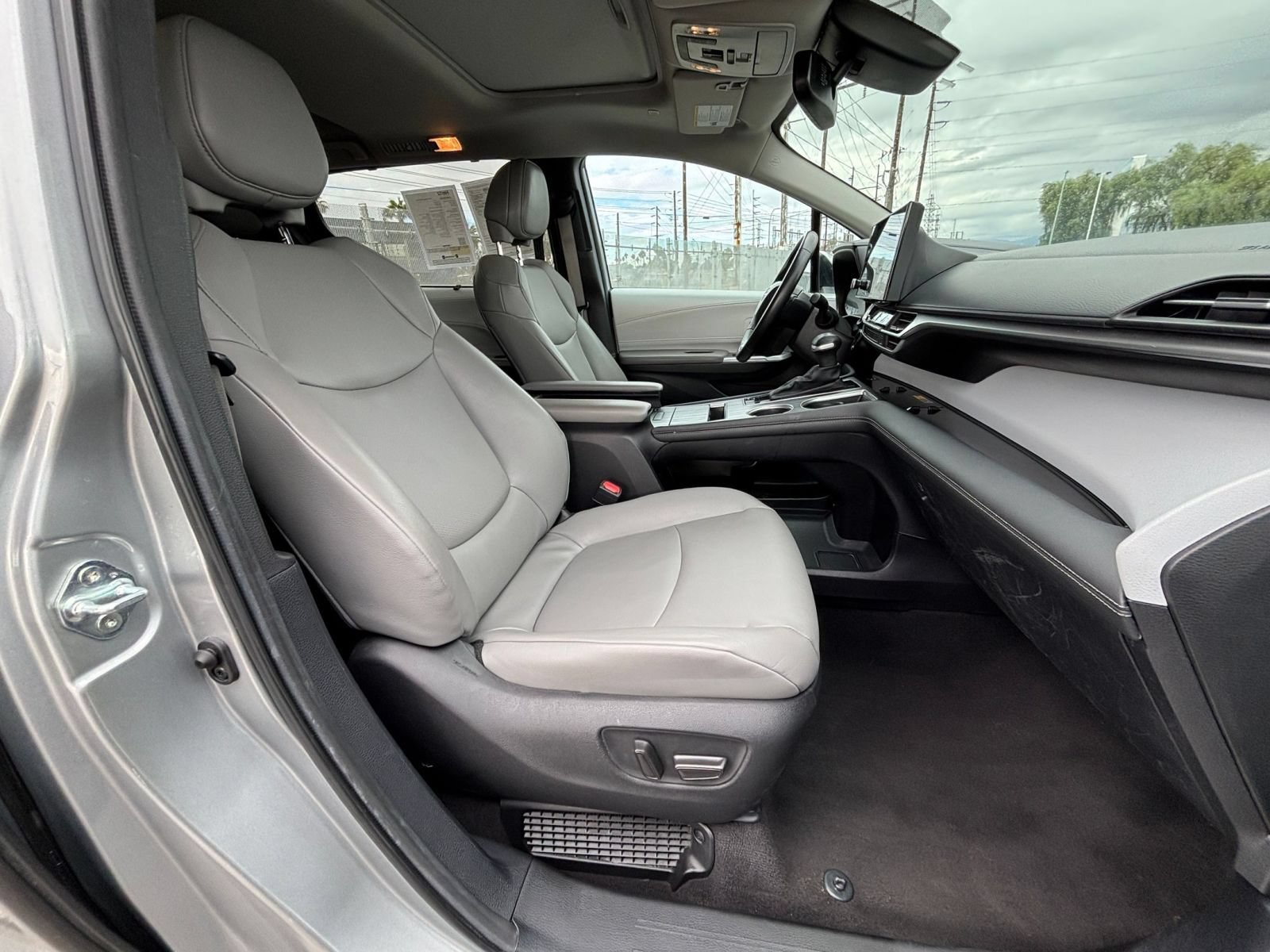 Used 2025 Toyota Sienna XLE FWD image 38