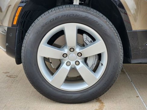 Used 2025 Land Rover Defender 110 X-Dynamic SE image 10