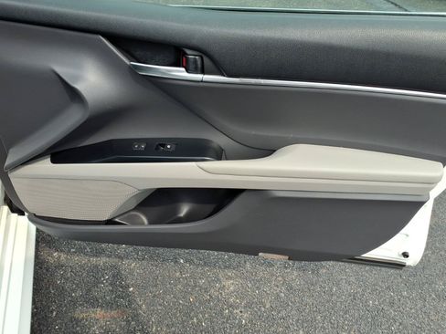 Used 2018 Toyota Camry LE w/ Convenience Package FWD image 9