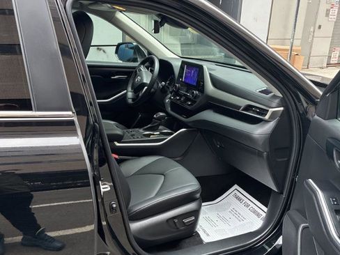 Used 2023 Toyota Highlander XLE image 6