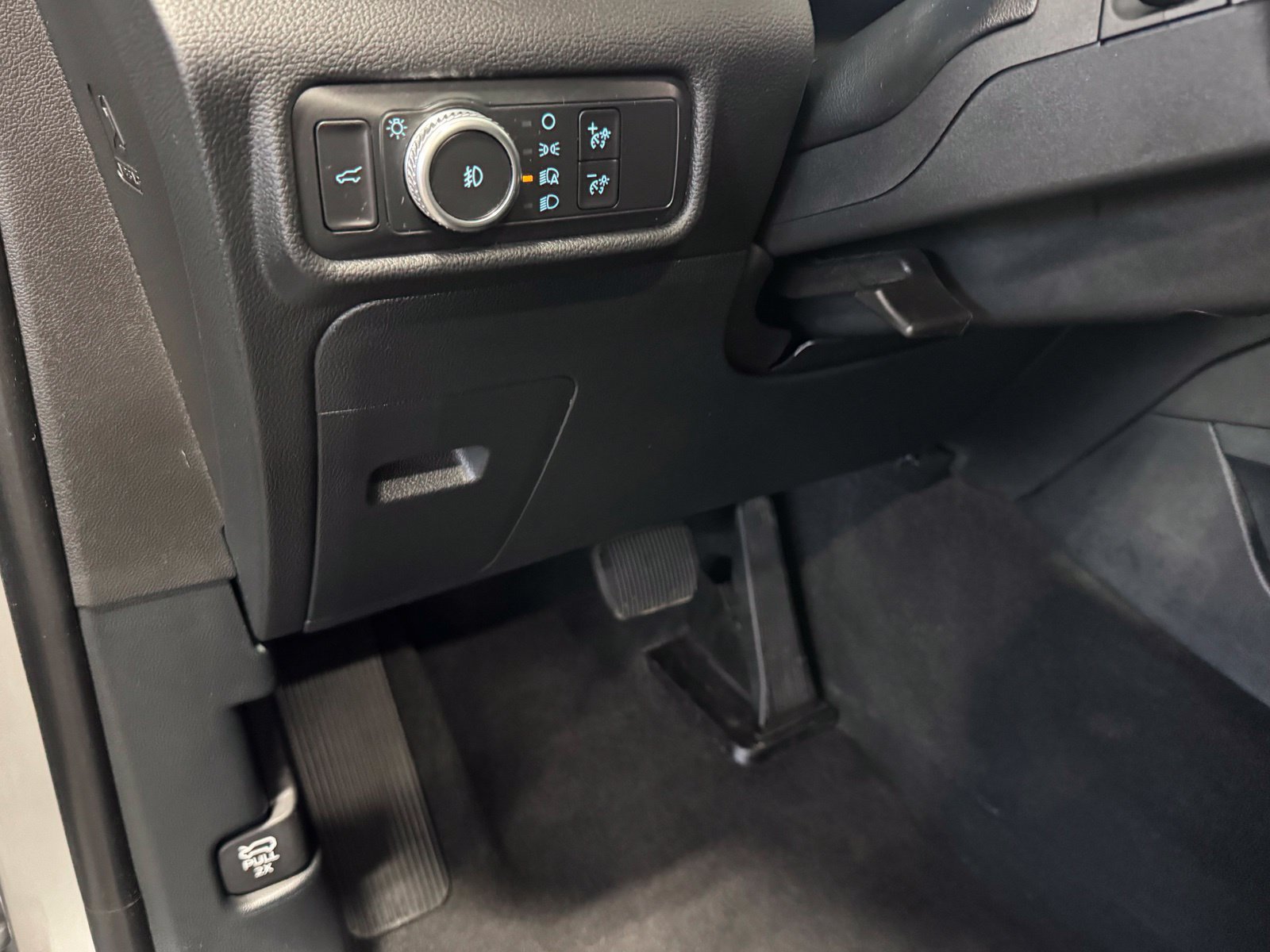 Used 2020 Ford Explorer XLT w/ Equipment Group 202A AWD/4WD image 19