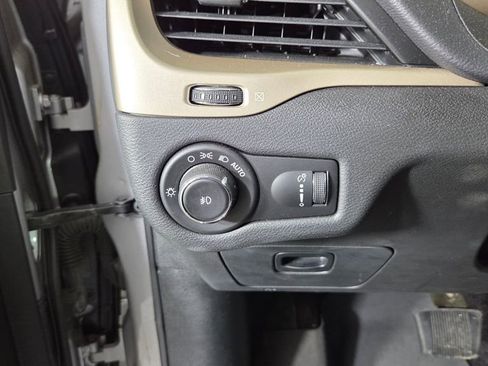 Used 2018 Jeep Cherokee Latitude w/ Cold Weather Group AWD/4WD image 23