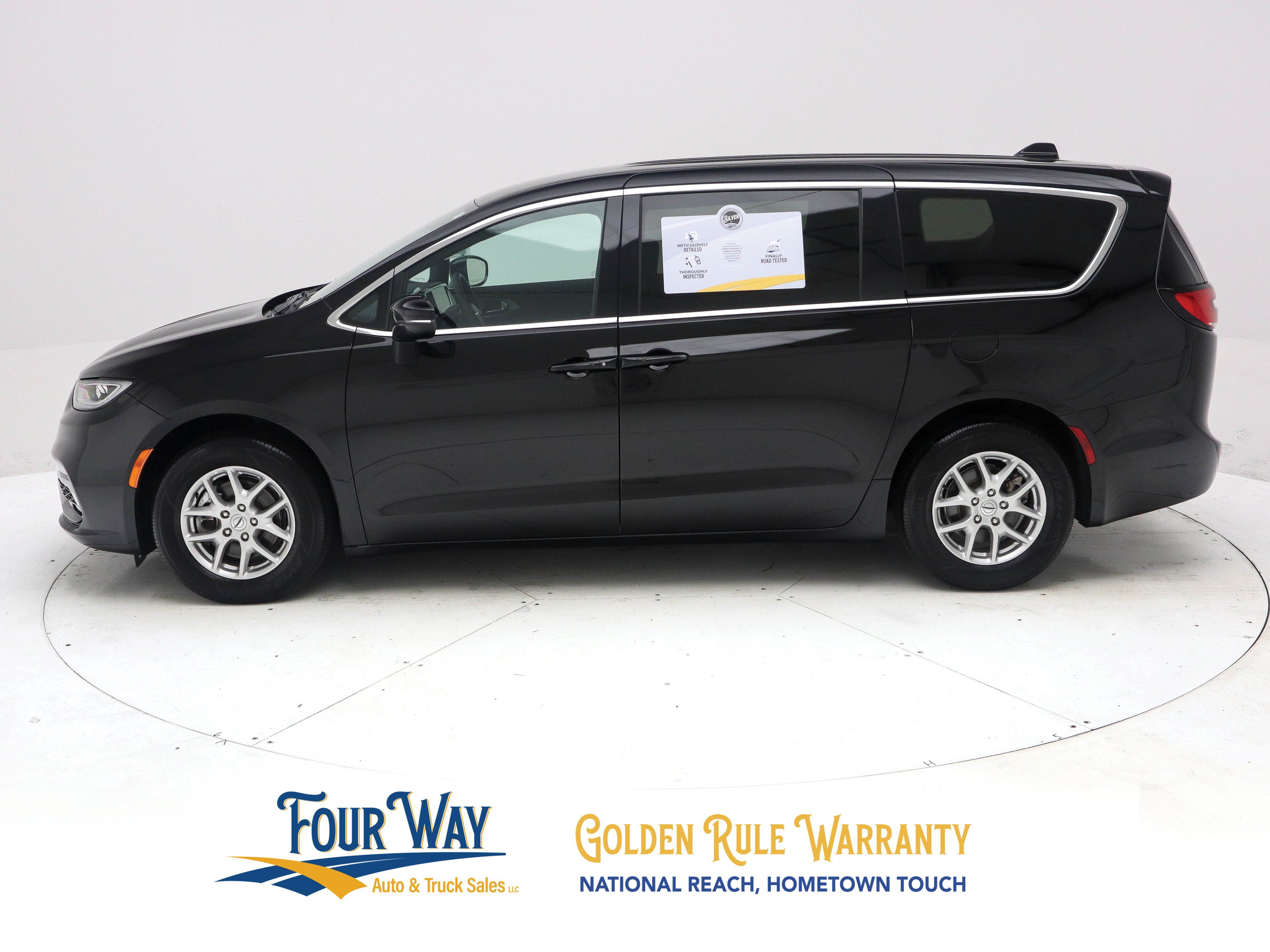 Used 2024 Chrysler Pacifica Touring FWD image 7