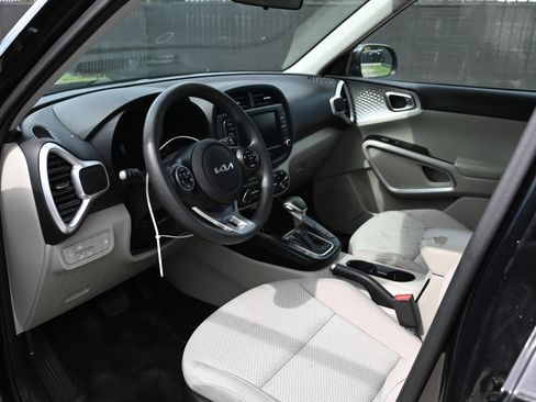 Used 2022 Kia Soul LX w/ Technology Package FWD image 12