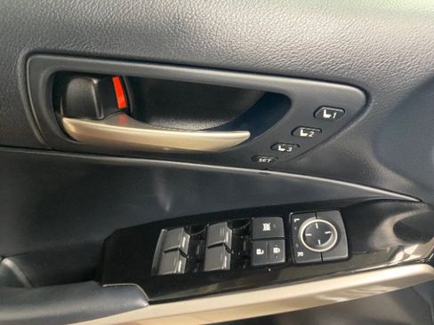 Used 2018 Lexus IS 300 AWD image 21