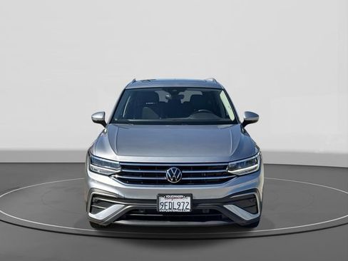 Used 2023 Volkswagen Tiguan SE w/ Panoramic Sunroof Package image 2