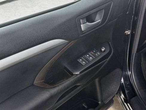 Used 2017 Toyota Highlander XLE AWD/4WD image 20