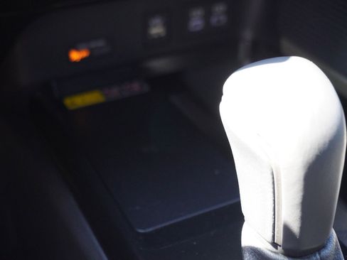 Used 2025 Toyota Camry SE w/ Convenience Package image 24