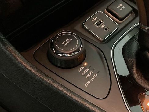 Used 2019 Jeep Cherokee Limited AWD/4WD image 40