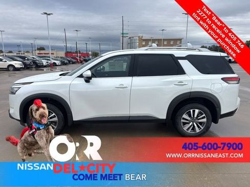 New 2025 Nissan Pathfinder SL image 2