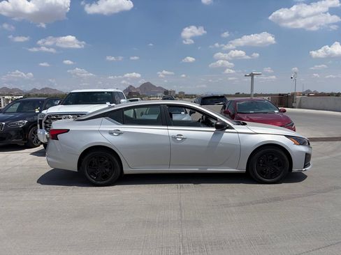 Used 2024 Nissan Altima 2.5 S FWD image 2