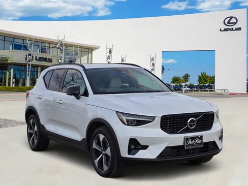 Used 2025 Volvo XC40 B5 Plus w/ Protection Package Premier image 2