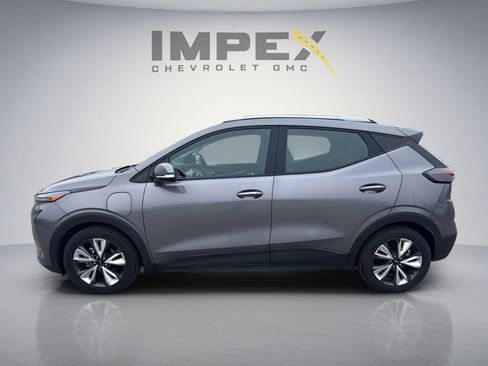 Used 2022 Chevrolet Bolt EUV LT w/ Convenience Package FWD image 2