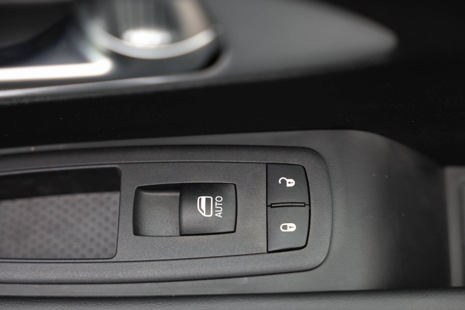 Used 2024 Chrysler Pacifica Limited FWD image 12