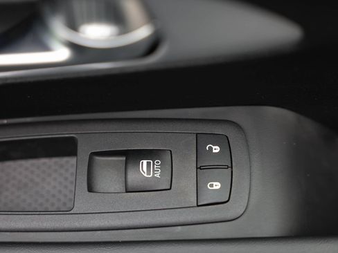 Used 2024 Chrysler Pacifica Limited FWD image 12