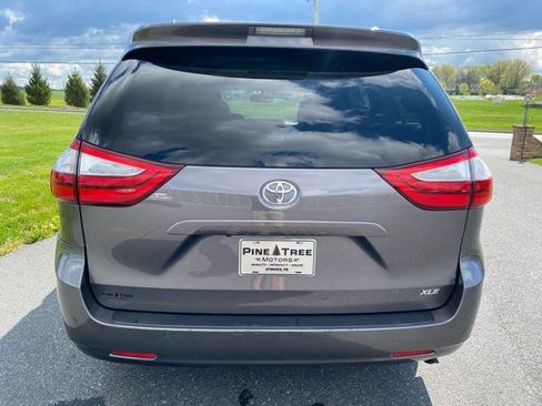 Used 2017 Toyota Sienna XLE image 5