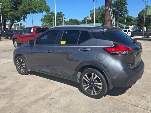 Used 2018 Nissan Kicks SV FWD image 32