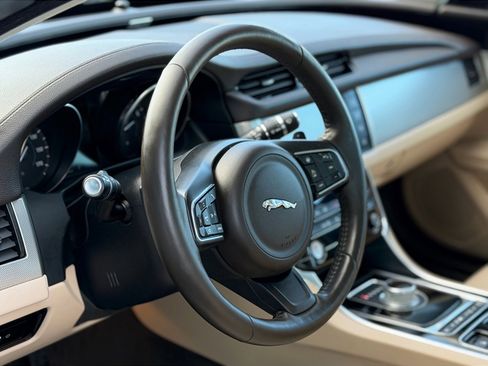 Used 2016 Jaguar XF Premium image 5