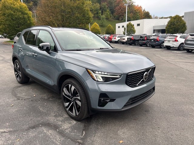 Used 2023 Volvo XC40 B5 Plus w/ Driver Assist Package AWD/4WD image 4