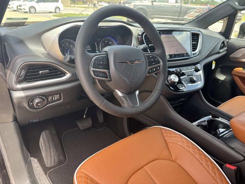 New 2026 Chrysler Pacifica Pinnacle image 18
