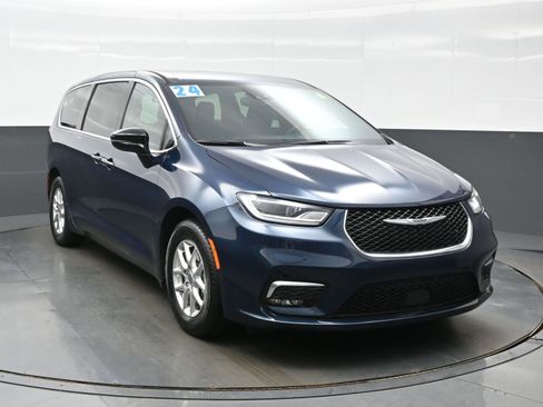 Used 2024 Chrysler Pacifica Touring FWD image 11