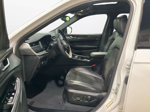 Used 2023 Jeep Grand Cherokee Altitude AWD/4WD image 9