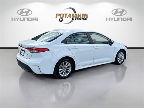 Used 2023 Toyota Corolla LE w/ LE Convenience Package image 5