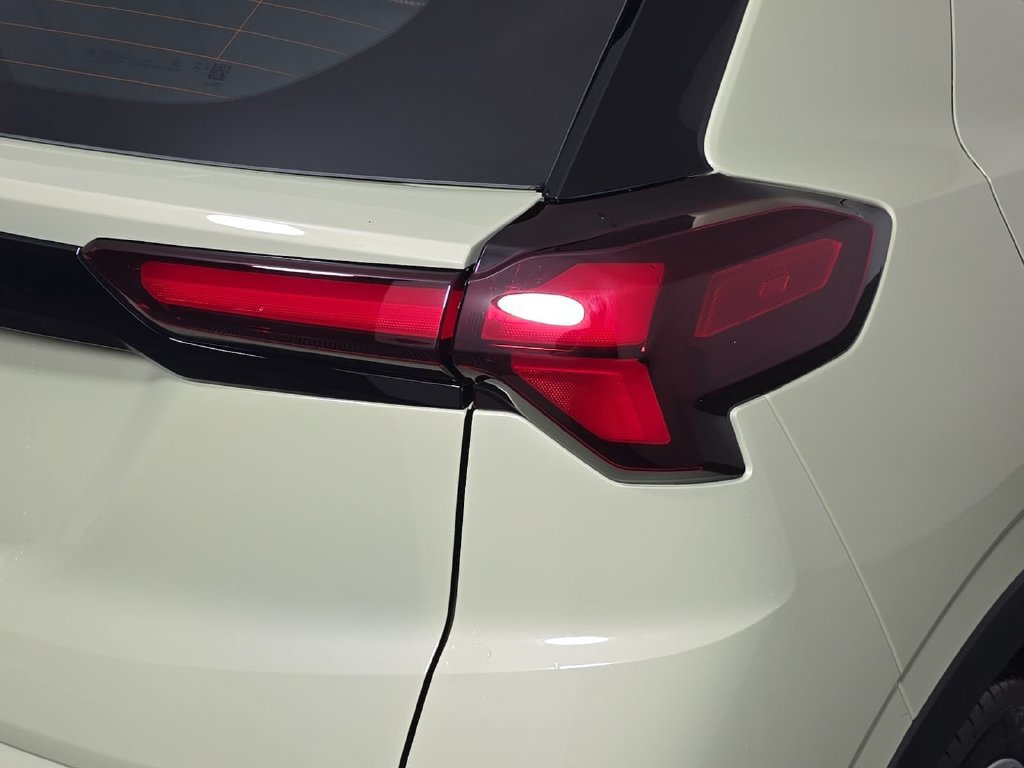 New 2027 Chevrolet Bolt LT w/ Comfort Package FWD image 29