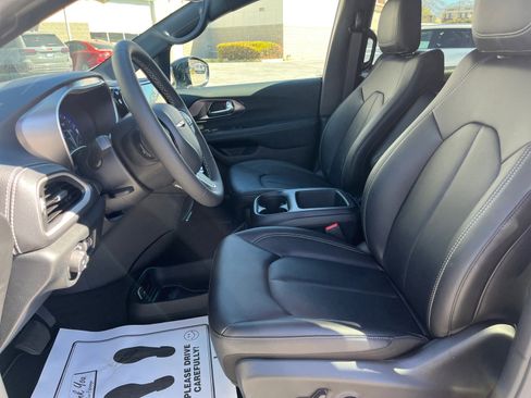 New 2026 Chrysler Pacifica Select image 12