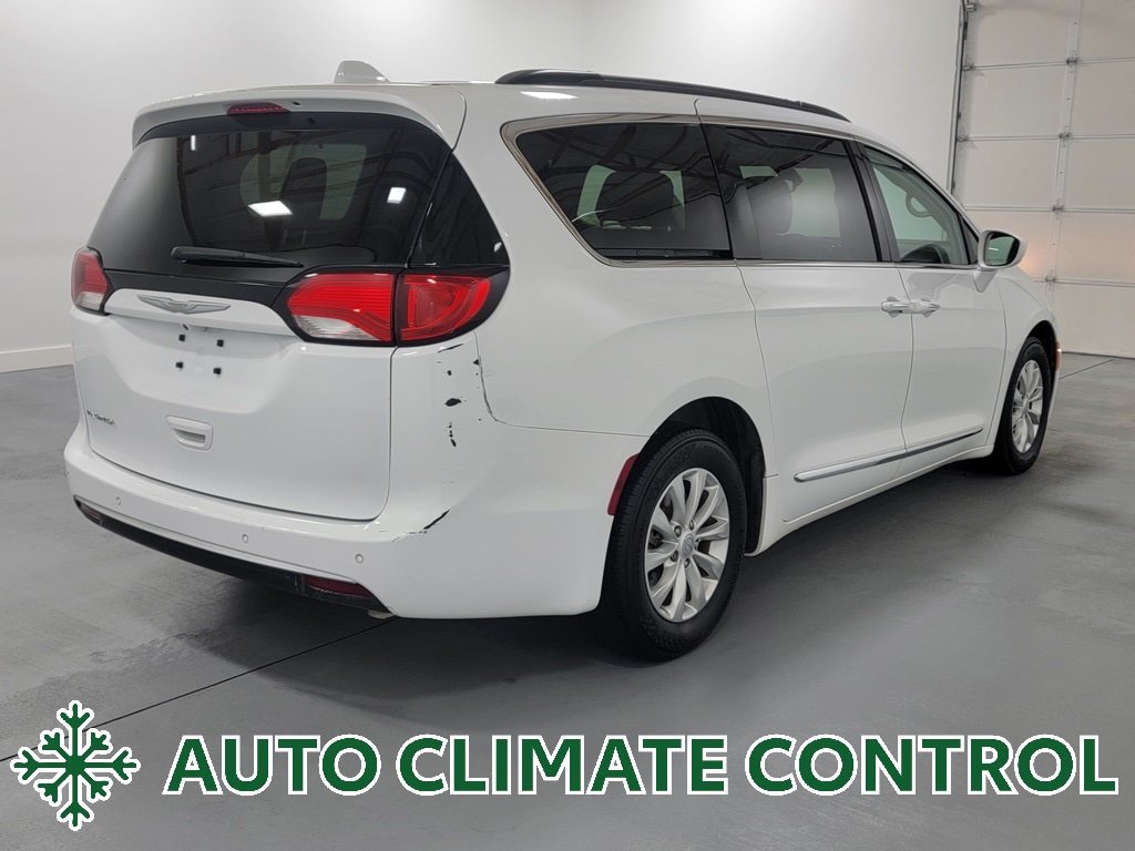 Used 2017 Chrysler Pacifica Touring-L FWD image 8