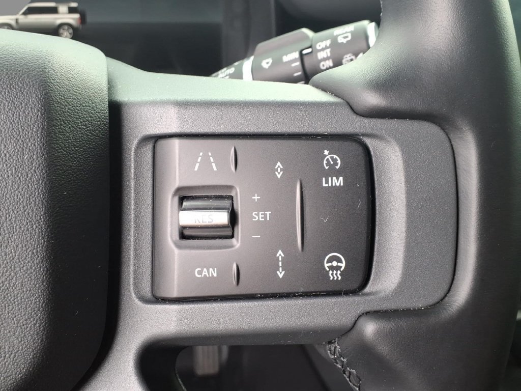 Used 2025 Land Rover Defender 110 X-Dynamic SE AWD/4WD image 27