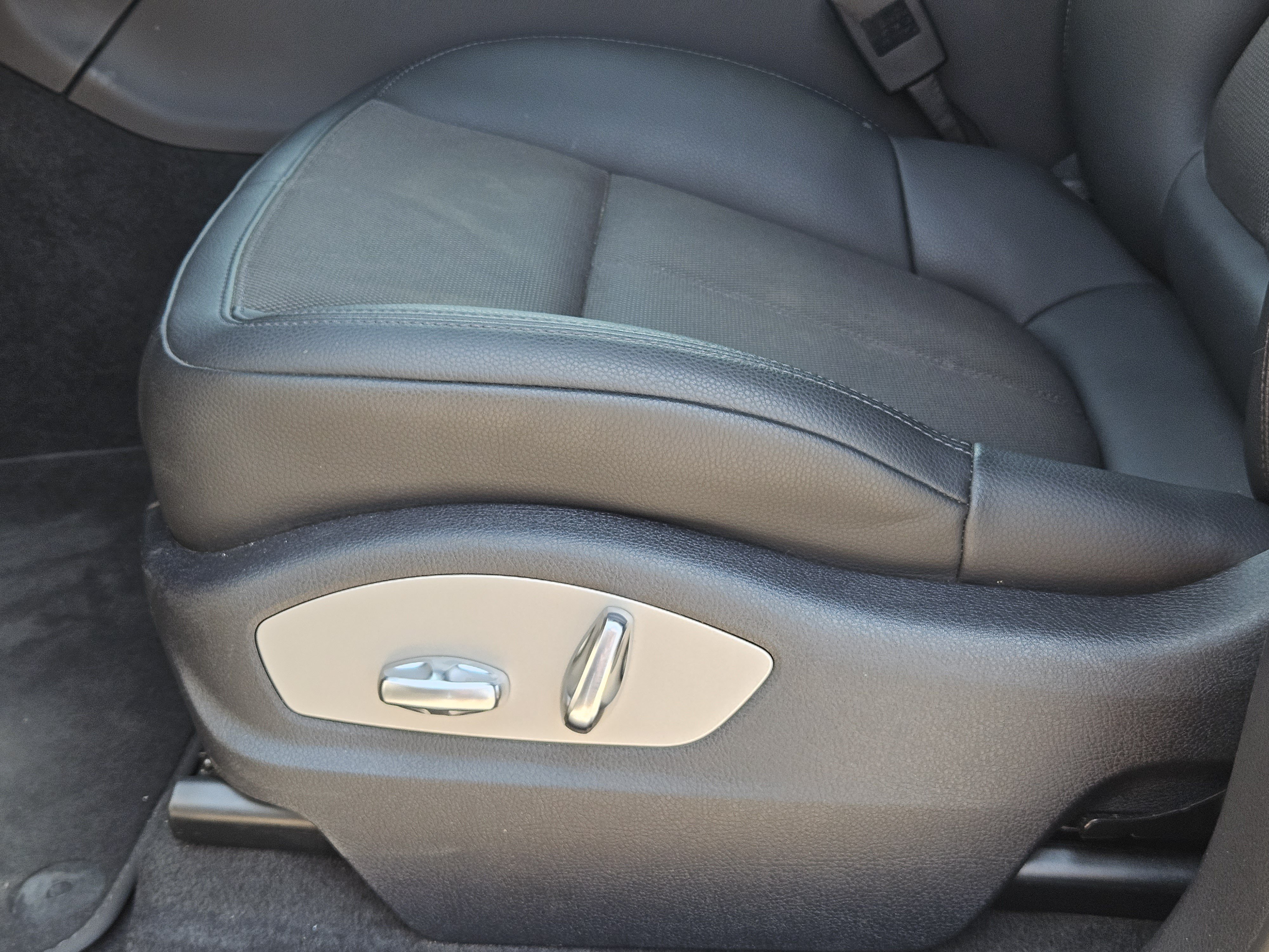 Certified 2023 Porsche Macan AWD/4WD image 23