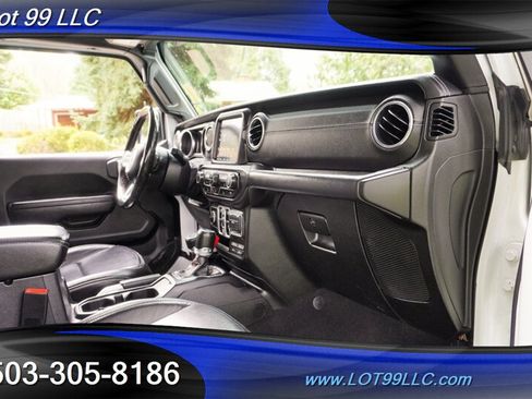 Used 2018 Jeep Wrangler Unlimited Sahara AWD/4WD image 17