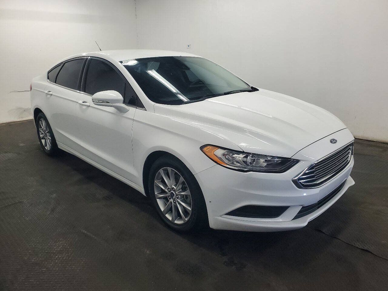 Used 2017 Ford Fusion SE FWD image 3