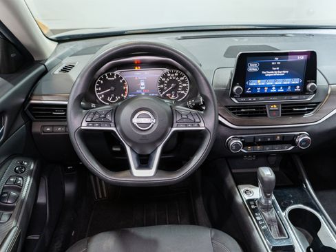 Used 2024 Nissan Altima 2.5 SV FWD image 11