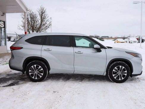 Used 2021 Toyota Highlander XLE AWD/4WD image 4