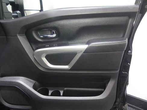 Used 2018 Nissan Titan PRO-4X AWD/4WD image 18