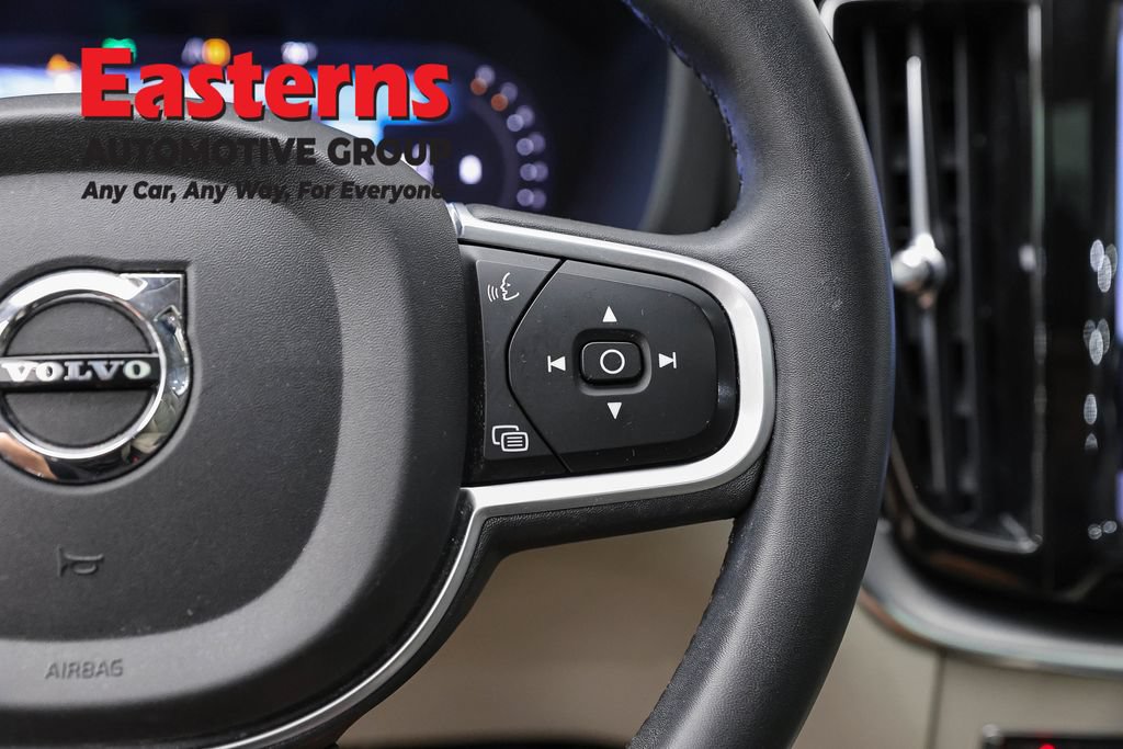 Used 2022 Volvo XC60 B5 Momentum AWD/4WD image 17