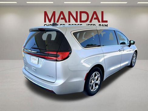 Used 2024 Chrysler Pacifica Limited FWD image 6