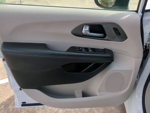 Used 2023 Chrysler Pacifica Touring-L image 13