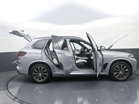 Used 2024 BMW X5 xDrive40i w/ M Sport Package AWD/4WD image 44