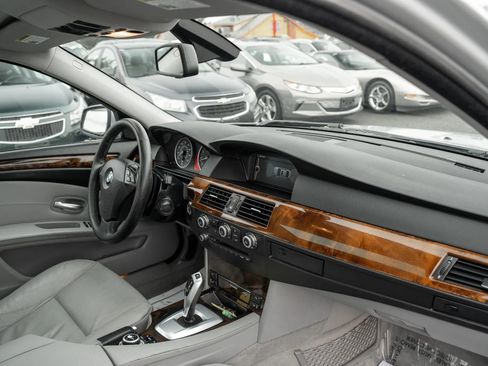 Used 2010 BMW 528i xDrive Sedan image 12