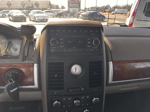 Used 2008 Chrysler Town & Country Touring image 11